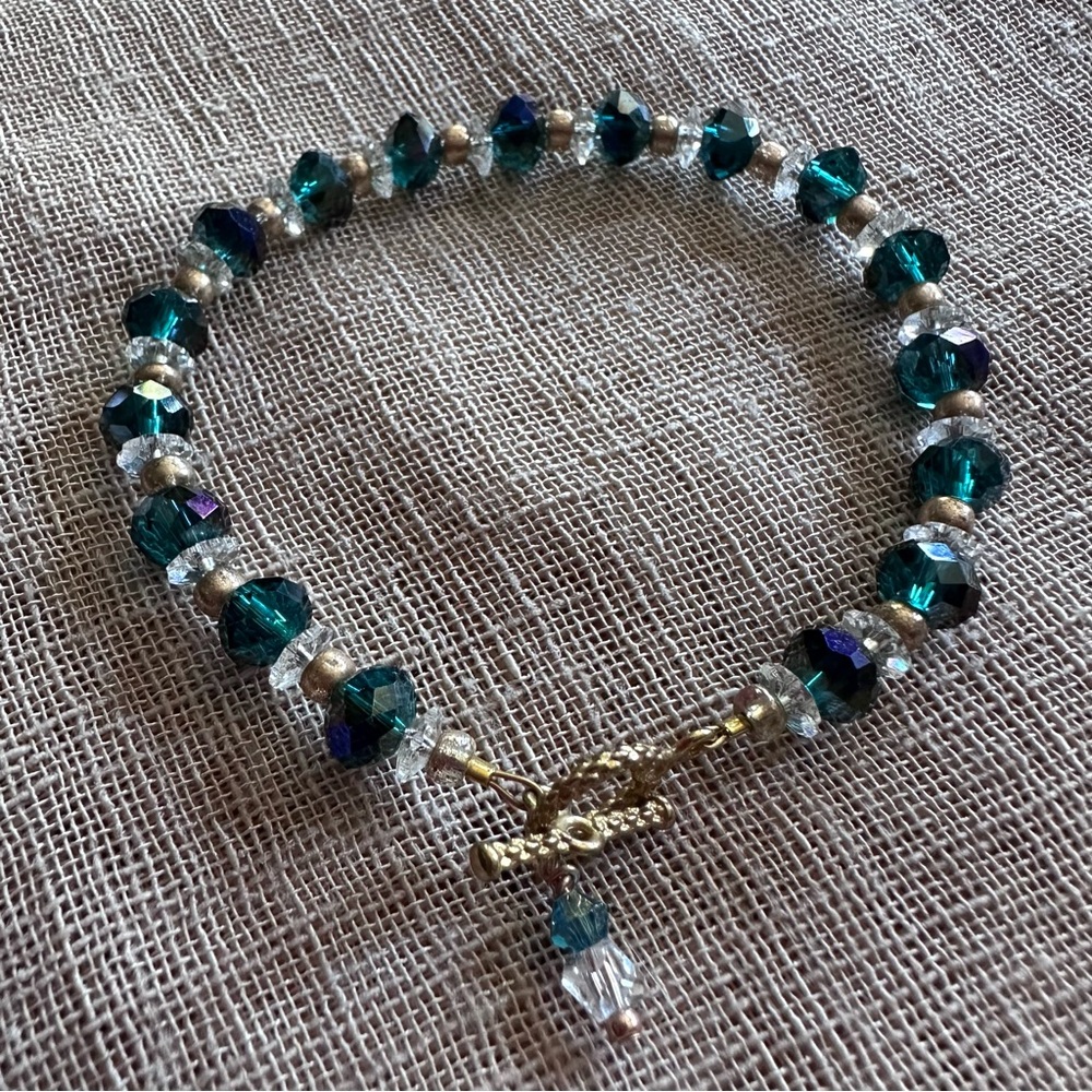 Elegant Beaded Bracelet with Gold Accents